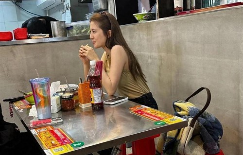 上海吃船面偶遇吴千语，素颜气质真好，网友：不愧是林峯认证！