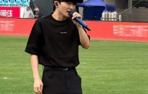 周深苏超后台巧妙化解地域谐音梗，19.9元门票的演出震撼雨中全场