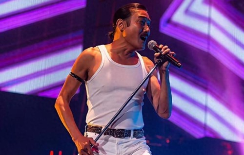 小歌一唱rap开始，梁家辉这小背心一穿，谁也不爱，酷毙了