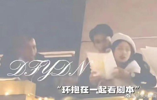 组图:白鹿王鹤棣《以爱为营》新路透 两人环抱看剧本交谈甚欢