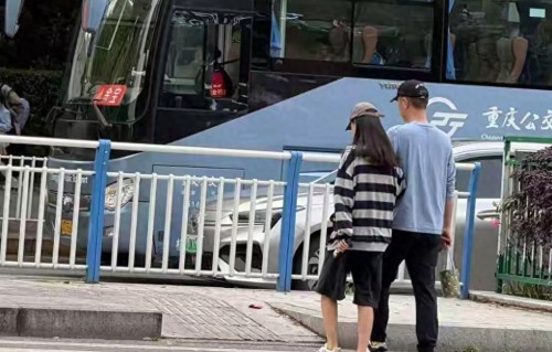 任重夫妇街头被偶遇，41岁孙骁骁真人瘦到惊艳，脚踝细得像少女 