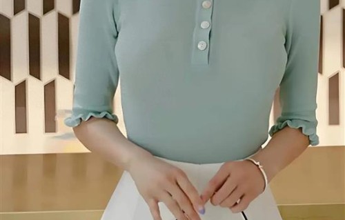 孙允珠身穿绿针织短袖搭配白色裙裤，完美穿出迷人好身材好气质