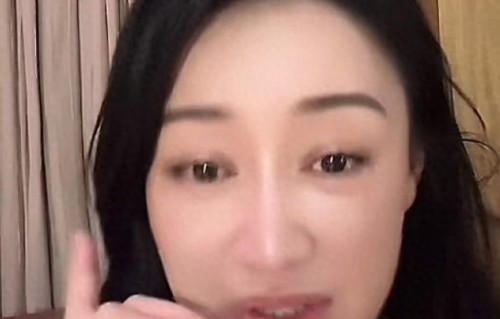 她曾是央视女主持，因“私生活”争议辞职，如今复出公然开撕浪姐 