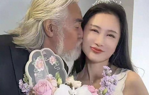杜星霖44岁生日！张纪中偷偷送惊喜，当众亲吻，比年轻人还懂浪漫