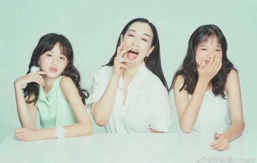 钟丽缇晒与女儿温馨写真：姐姐甜美，妹妹清冷，完美继承妈妈基因