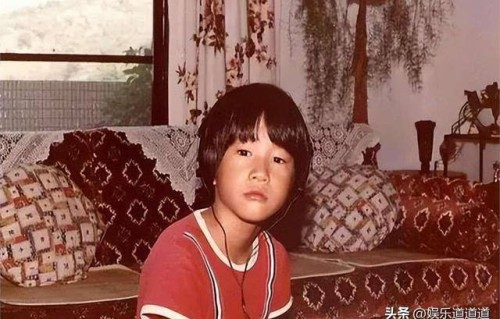 何润东和他爸爸年轻时一模一样