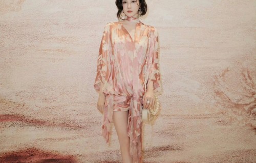 陈小纭冷白皮直筒腿获赞五官精致如洋娃娃
