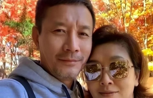 58 岁江珊露面，胖到 150 斤身形丰腴，但脸部显年轻几乎没什么皱纹