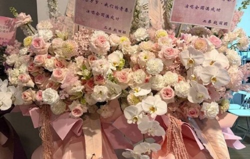 赵丽颖送花篮祝谢娜演唱会成功，以大哥二弟相称|偶像来了|何炅|粉丝应援物产出|金角|综艺