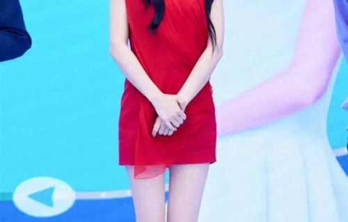 杨颖留气质卷发，身穿一袭红色连衣裙搭一字高跟凉鞋尽显女人魅力