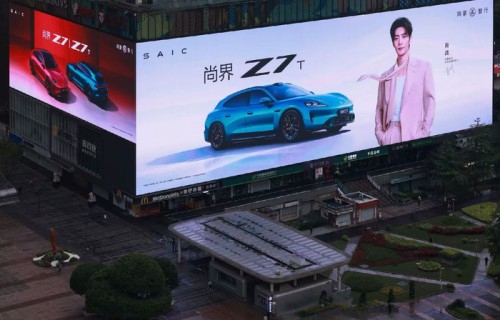 余承东官宣肖战出任尚界汽车代言人，跨界合作引关注|鸿蒙智行|势能|圈层|新汽车|声量