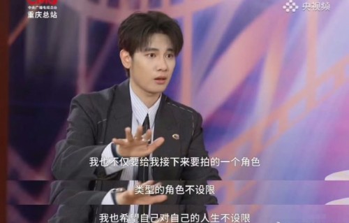 胡先煦为证明自己比AI演得好，在哪些作品中做出了具体的努力？