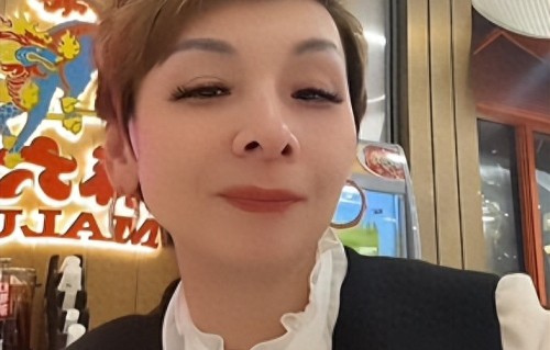 洋洋总开播回应筱梅状态，称她有自己节奏，人在北京，过两天开播 