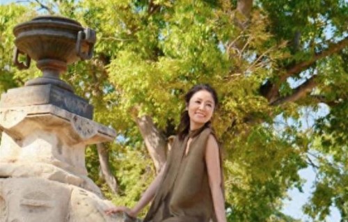 林心如私服穿搭真时髦！无袖飘带上衣+小白裙，洋气又减龄！