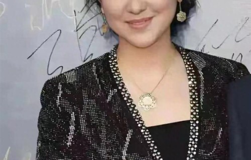 真牛！她美了大半辈子，年轻时惊艳，老了依旧优雅