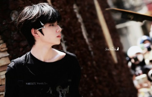 王橹杰库存照盘点：粉丝整理超600张，旧照争议与周边热销背后