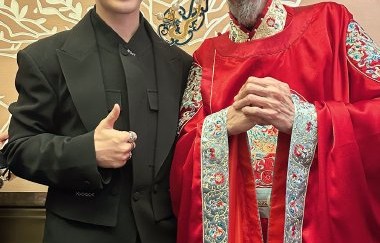 黄晓明现身贵阳黄金楼开业引轰动，谦逊互动与地方情怀赢得喝彩