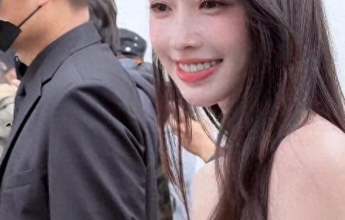 网红方圆出席活动，穿深V透视裙身材火辣，走路扭屁股好做作 