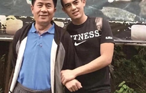 郭凯敏与儿子的一张合影，儿子也非常的阳光帅气