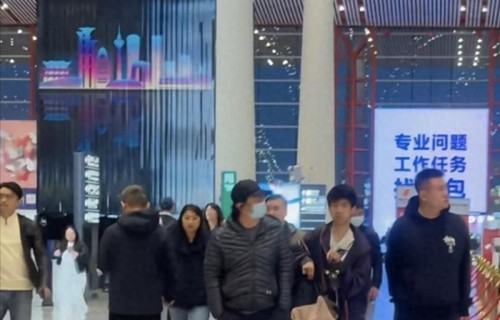 郑钧机场送儿子上学，15岁Jagger长得和爸爸一样高，帅气十足!_新闻