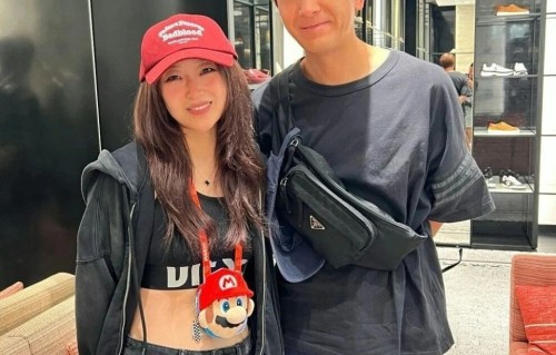 TVB视帝陪老婆逛街被偶遇，素颜金发造型接地气，被赞私下没架子