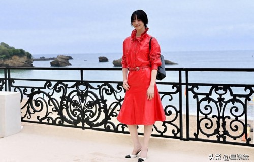 小松菜奈出席CHANEL 2027早春度假系列大秀 