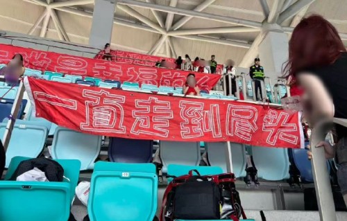 严浩翔的红海灯牌在演唱会上具体有多大规模？有哪几个标语最震撼？