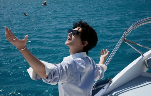 杨洋大连海边拍摄夏日大片，清爽穿搭展少年感