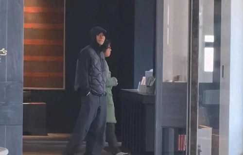 魏晨度假被抓拍，183身高显眼，夫妻抱儿子显宠溺