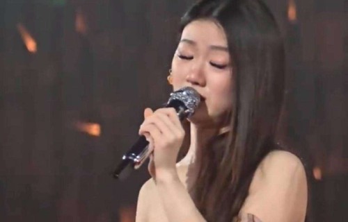 陈奕迅看演唱会睡着冲上热搜！网友：替好兄弟李荣浩监工累了？|单依纯|巡演|杨千嬅|导师|评委
