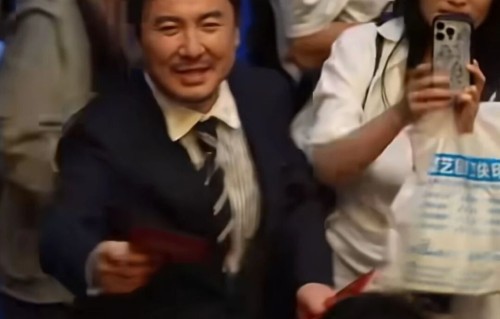微博电影之夜名场面扎堆！沈腾疯狂发传单，黄晓明喜提新外号