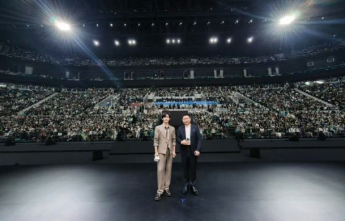 余承东晒与易烊千玺合影，共同追逐本心