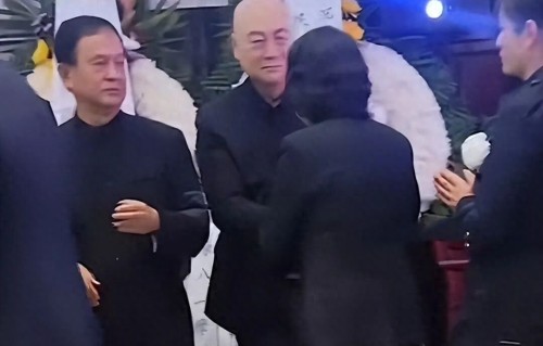 73岁迟重瑞送别妻子！满眼憔悴，继子举动打脸所有世俗偏见！ 