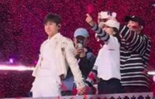 谢娜暖心发文祝贺张杰刷新纪录，双向奔赴的感情太让人羡慕_新闻|鸟巢|演唱会|巡演|舞台|小火车