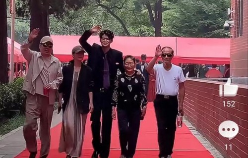 陈建斌蒋勤勤现身儿子毕业典礼，19岁儿子身高近190，帅到认不出