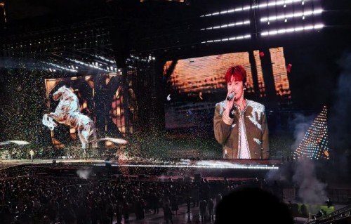 在李荣浩演唱会期间，有哪些歌迷自发产生的感人故事或互动？|粉丝表白|音乐|父母|情感|求婚