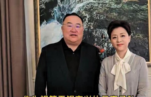 58岁杨澜陪富商老公出镜，全程不说话只陪笑，家庭地位一目了然