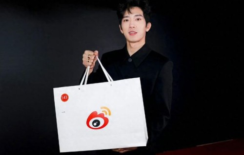 井柏然惊喜收到辛芷蕾送的故宫盲盒，网友热议：好有心