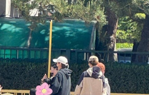 谢娜一家逛天安门，张杰被被双胞胎女儿紧紧牵住双手，小咘芽长发及腰像洋娃娃