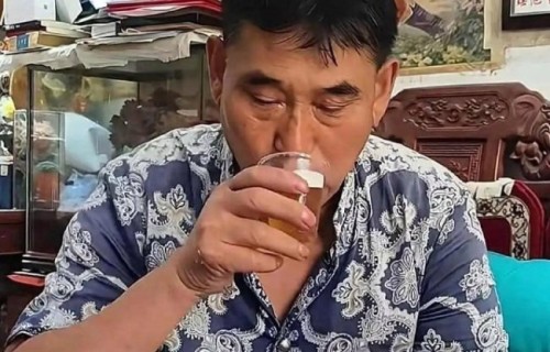 “大衣哥”朱之文还在用诺基亚 朴素价值观的坚守