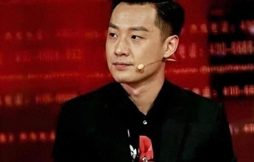 舒东进入央视后，他娶美女演员为妻，今一家三口定居北京其乐融融