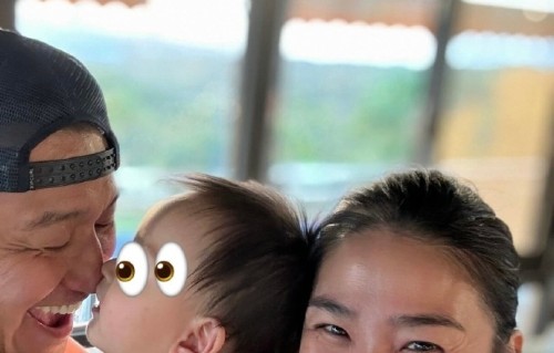 “欧雅若”当妈了！48岁洪小铃晒一家三口合照，丈夫幽默吐槽，女儿碰鼻萌翻网友