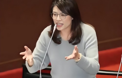 郑丽文返回台湾仅5天，公开“点名”张凌赫，释放了三个强烈信号