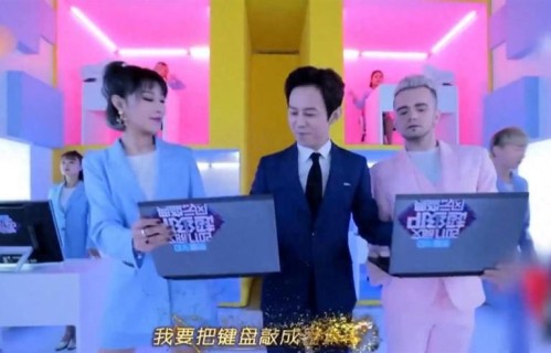 何炅晚会唱跳开场，镜头突然转向台下的杨洋，笑出一脸褶子