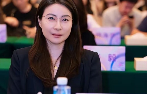 44岁郭晶晶又美了，穿西装套裙戴眼镜，看着知性又优雅