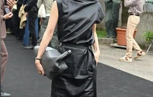 巴黎时装周下车即封神：章泽天不摆拍，为何气场碾压超模？