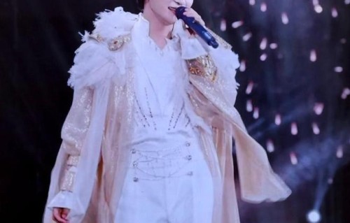 周深广州演唱会2天连唱8首电影歌曲，央视新闻发文好评|歌迷|舞台|巡回演唱会|工作室