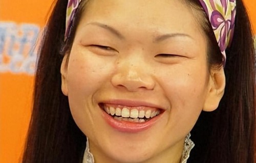 她是顶级名模，却嫁大20岁法国男人，婚后被宠上天，儿子让她骄傲