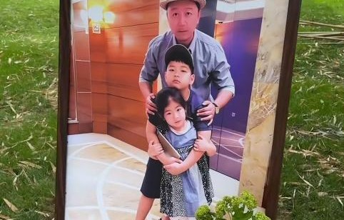 郭涛晒结婚20年婚纱，小17岁老婆素颜有气质，石头身材强壮颜值身材高