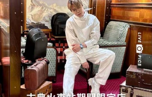 这次活动中，派小轩与两位好莱坞明星同框的具体场景是怎样的？|张敬轩|粉丝|文化|保密|历史